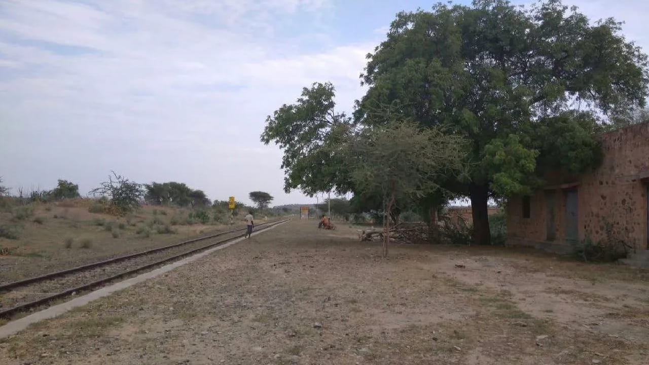 हे ठिकाण राजस्थानमधील भारत-पाकिस्तान सीमेजवळ असलेल्या लीलमा आणि जैसिंधर येथे आहे. या रेल्वे स्थानकांची अनोखी कहाणी सध्या सोशल मीडियावर मोठ्या प्रमाणात व्हायरल होत आहे. अनेक वर्षे ही स्थानके विना प्लॅटफॉर्मशिवाय चालत होती, तिथे तिकीट खिडकी देखील नव्हती. 