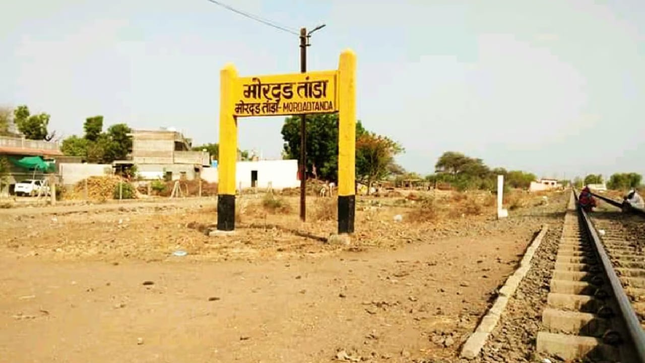 या स्थानकांवर प्लॅटफॉर्म नसल्याने ट्रेन थेट रुळांच्या कडेला थांबत असे. प्रवाशांना खाली उभे राहूनच डब्यात चढावे लागत होते. महिलां, वृद्ध आणि मुलांसाठी हा प्रवास विशेषतः धोकादायक आणि त्रासदायक ठरत होता. सामानासह ट्रेनमध्ये चढताना अनेकदा अपघाताची शक्यता निर्माण होत असे.
