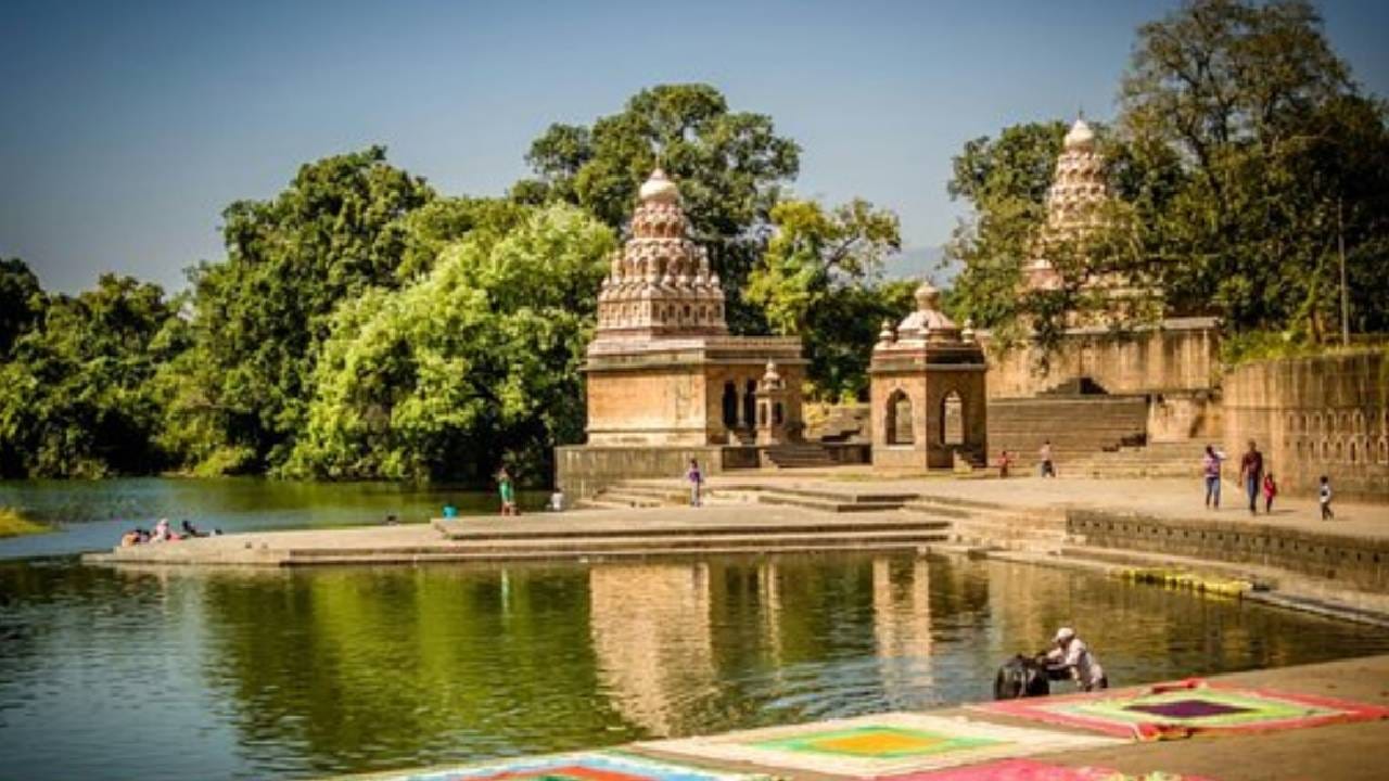 मेणवली घाट , वाई (सातारा)  -  कृष्णा नदीच्या काठावर वसलेलं हे महाराष्ट्रातील एक अत्यंत सुंदर आणि ऐतिहासिक ठिकाण आहे. इथे अनेक चित्रपटांचं चित्रीकरण झालं आहे. 'राजा शिवाजी'  चित्रपटामधील काही महत्वाची, ऐतिहासिक दृश्य याच ठिकाणी शूट करण्यात आली आहेत. 