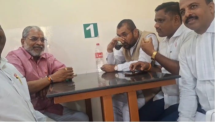 पण आज त्यांनी पु्न्हा एकत्र येत एका टेबलावर चहा घेत जुन्या आठवणींना उजाळा दिला.त्यामुळे राजकारणातील हे कट्टर वैरी चहाच्या निमित्ताने तरी एकत्र आल्याने उपस्थितांमध्ये एकच कुतूहल निर्माण झाले.