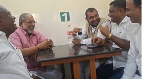 कट्टर वैरी पुन्हा एकत्र !, राजू शेट्टी आणि सदाभाऊ खोत यांची अनोखी भेट.