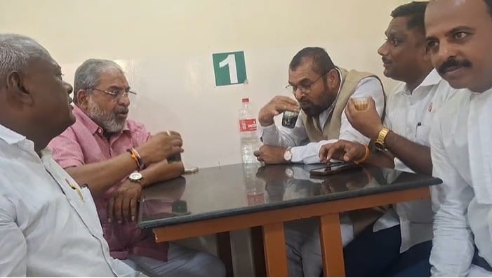 2011 मध्ये झालेल्या शेतकरी आंदोलनातून राजू शेट्टी आणि सदाभाऊ खोत यांच्यावर गुन्हे दाखल झाले आहेत. त्यातून इंदापूर न्यायालयामध्ये या संदर्भातील खटला सुरू आहे, या खटल्याच्या निमित्ताने हे दोन्ही नेते तब्बल 14 वर्षांनंतर इंदापूरच्या न्यायालयात एकत्रित आले. त्यानंतर दोघांनीही एकत्रित न्यायालयामध्ये हजेरी लावली.