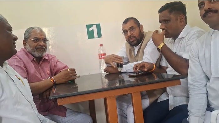 यापूर्वीही राजू शेट्टी आणि सदाभाऊ खोत पुणे जिल्ह्यातल्या इंदापूर न्यायालयात तारखांच्या निमित्ताने एकत्र आले होते. शेतकरी संघटनेच्या आंदोलनांच्या तारखेसाठी एकत्र आलेल्या या दोघा मित्रांनी त्यावेळी मात्र एकमेकांकडे पाहणे देखील टाळले होते.