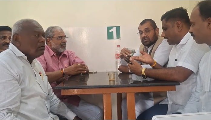 स्वाभिमानीचे शेतकरी संघटनेचे नेते, माजी खासदार राजू शेट्टी आणि आमदार सदाभाऊ खोत यांच्यातील राजकीय वैर सगळ्या महाराष्ट्राला माहिती आहे. एकेकाळी मित्र असणारे हे दोन्ही नेते आता एकमेकांच्या विरोधात आहेत. मात्र, हे दोन्ही नेते आज चक्क एकमेकांना भेटून चहाचा आनंद घेताना पाहायला मिळाले.त्यामुळे त्यांच्या भेटीची चांगलीच चर्चा सुरु झाली आहे.
