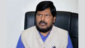 हातभट्टीवर कारवाई होत नसेल तर तिला सरकारी मान्यता द्या - रामदास आठवले.