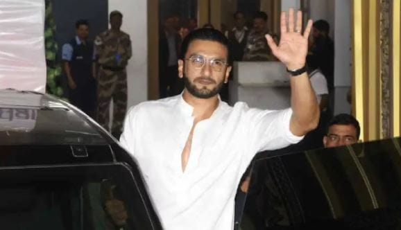 धुरंधर या चित्रपटानंतर रणवीर सिंह या अभिनेत्याचे वजन चांगलेच वाढलेले आहे. परंतु डॉन-3 हा सिनेमा सोडल्यामुळे त्याच्यावर फेडरेशन ऑफ वेस्टर्न इंडिया सिने इम्प्लॉइजने बंदी घातली आहे. त्यामुळे त्याला आता भविष्यात नवे चित्रपट मिळण्यास अडचणी येणार आहेत.