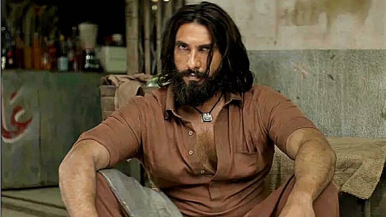 रणवीर सिंहने याबाबतीत शाहरुख खान आणि प्रभास यांनाही मागे टाकलं आहे. कोविडनंतरच्या शाहरुखच्या चित्रपटांनी 2704.07 कोटी रुपये आणि प्रभासच्या चित्रपटांनी 2393.29 कोटी रुपये कमावले होते. रणवीरच्या 'धुरंधर'ने 1354.84 कोटी रुपये आणि 'धुरंधर 2'ने आतापर्यंत 1833.56 कोटी रुपये कमावले आहेत.