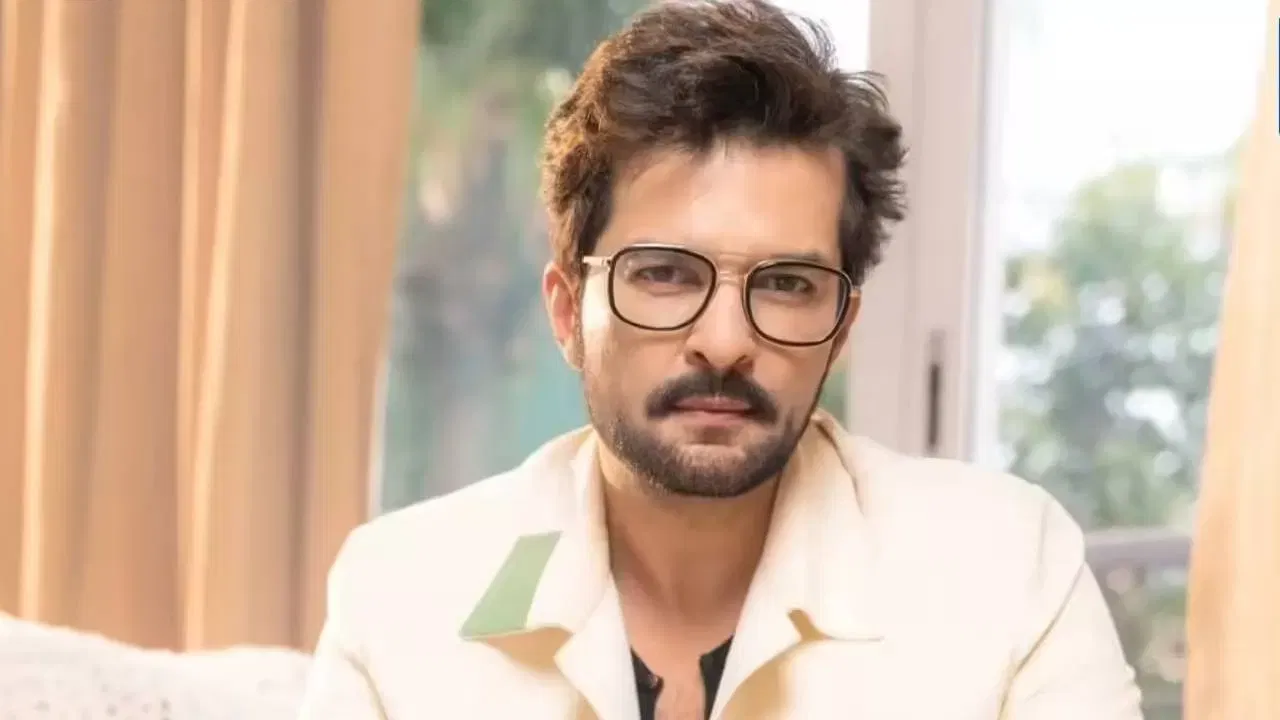 राकेश बापटने देखील यावर प्रतिक्रिया दिली होती. त्याने "मी तेव्हा बिग बॉसच्या घरात होतो. बाहेर हे सगळं सुरू आहे याची मला कल्पनाच नव्हती. बाहेर आल्यानंतर बातमी पाहिली तेव्हा मलाच धक्का बसला. मध्येच हे काय सुरू झालं असा प्रश्न मला पडला. शोमध्ये असल्यामुळे मला काहीच माहिती नव्हतं" असे म्हटले.