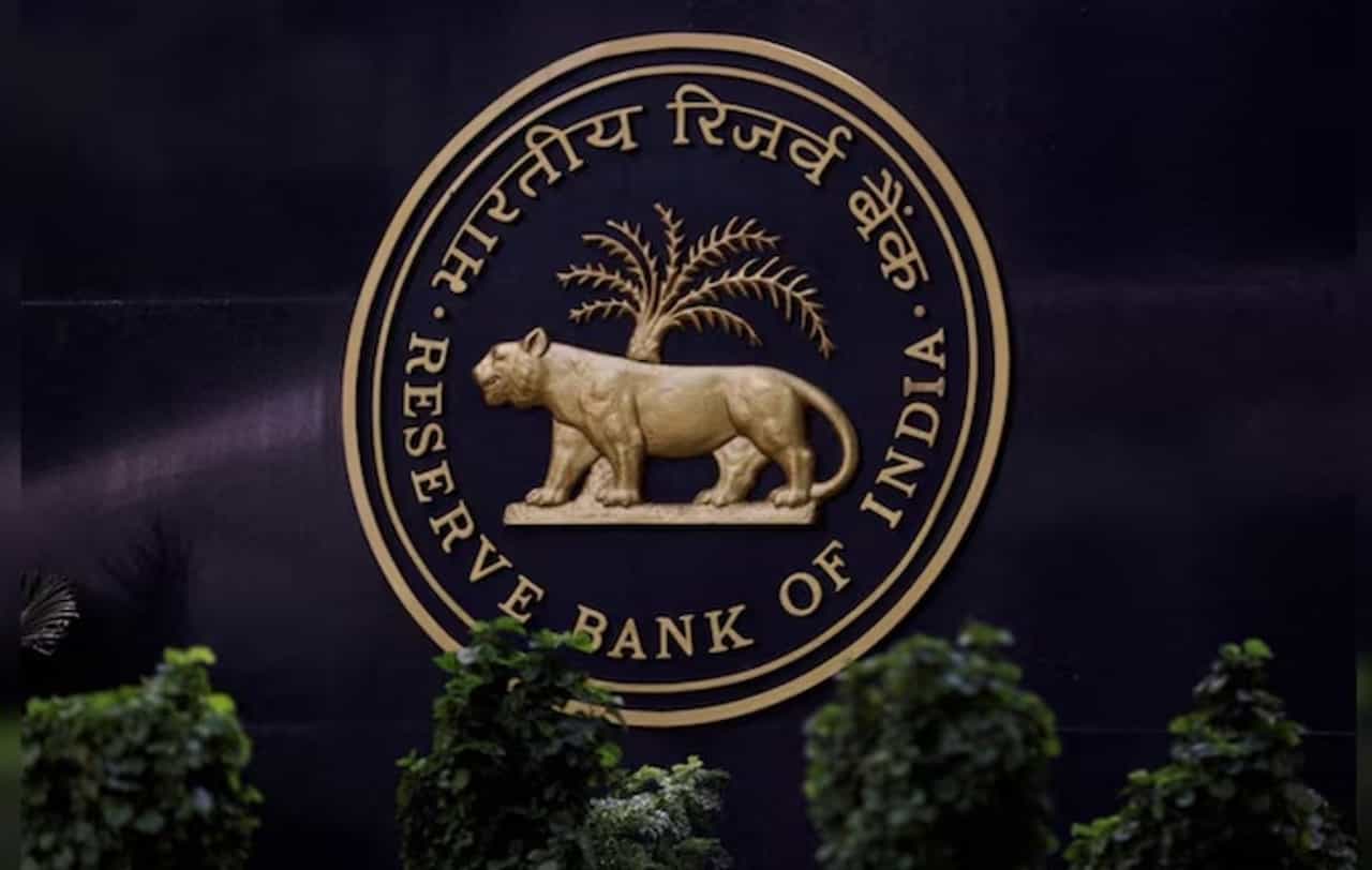 पेट्रोल-डिझेल सोडा...आता सरकार आणखी एक झटका देण्याच्या तयारीत, मध्यमवर्गीयांवर वाढणार बोजा