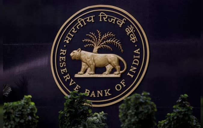 पेट्रोल-डिझेल सोडा...आता सरकार आणखी एक झटका देण्याच्या तयारीत, मध्यमवर्गीयांवर वाढणार बोजा पेट्रोल-डिझेल सोडा...आता सरकार आणखी एक झटका देण्याच्या तयारीत, मध्यमवर्गीयांवर वाढणार बोजा