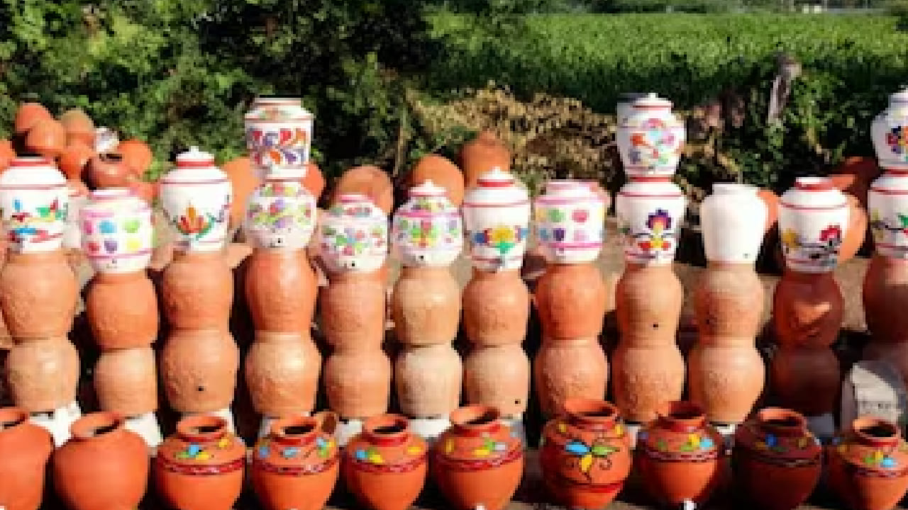 लाल मडक्याचे आणखी एक वैशिष्ट्य म्हणजे तो पाण्याला हलकी गोड चव देतो. त्यामुळे ग्रामीण आणि शहरी भागात याची मागणी कायम टिकून आहे. शिवाय, हा प्रकार स्वस्त असल्याने सर्वसामान्य ग्राहकांमध्ये तो अधिक लोकप्रिय आहे.