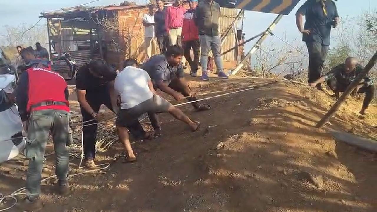 पोलिसांनी आतापर्यंत दोन डेडबॉडी ताब्यात घेतल्या आहेत. दोन्ही मृतदेह कोल्हापूरला सरकारी रुग्णालयात शवविच्छेदनासाठी पाठवले आहेत. इतर सहा तरुणांचे मृतदेह शोधण्याचं काम सुरू आहे. रात्रीचा अंधार असल्याने आणि खोल दरी असल्याने रेस्क्यू ऑपरेशनमध्ये अडथळा येत आहे. 