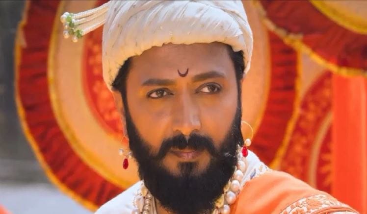 दुसरीकडे प्रदर्शनाच्या दुसऱ्या दिवशीदेखील या चित्रपटाने सायंकाळी सहा वाजेपर्यंत 4.92 कोटी रुपये कमवले आहेत. म्हणजेच या चित्रपटाची दोन्ही दिवसांची कमाई 16.27 कोटी रुपये झाली आहे. 