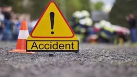 चालकाच्या छातीत अचानक कळ आल्याने बस कलंडून 24 प्रवासी जखमी.
