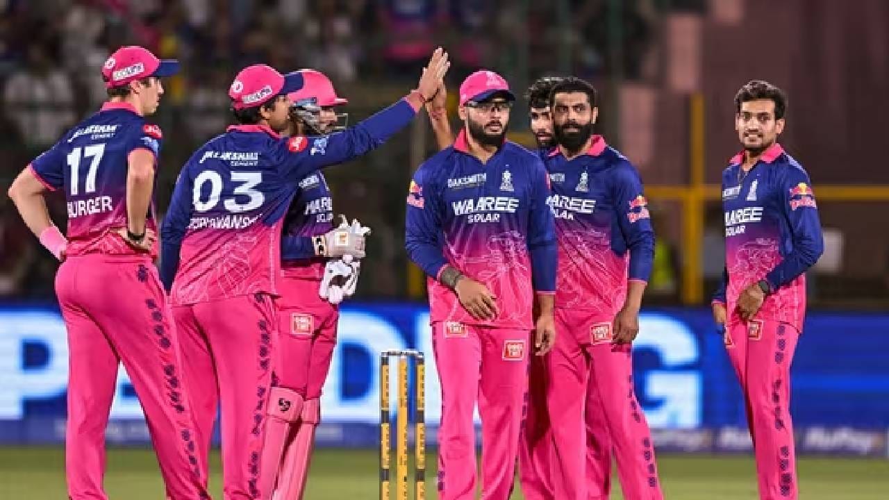 राजस्थान रॉयल्सचे 13 सामन्यात 14 पॉइंट्स आहेत. पंजाब किंग्सचे 13 सामन्यात 13 पॉइंट्स आहेत.कोलकाता नाईट रायडर्सचे 13 सामन्यात 13 पॉइंट्स आहेत. दिल्लीचे 13 सामन्यात 12 पॉइंट्स आहेत. दिल्ली आणि केकेआरचा शेवटचा सामना परस्पराविरुद्धच आहे. त्यामुळे दोघांपैकी कुठली तरी एक टीम बाहेर जाणार हे निश्चित आहे.