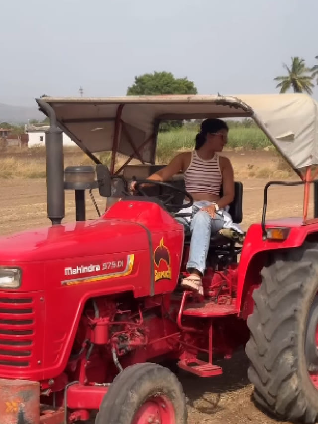 सौंदर्याने चर्चेत असणारी अभिनेत्री आता शेतात चालवतेय ट्रॅक्टर, फोटो पाहून...