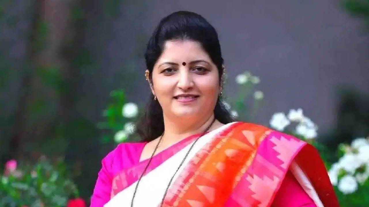 रुपाली चाकणकरांकडे इतर नेत्यांचे व्हिडीओ, म्हणून त्यांना..., अशोक खरात प्रकरणात महिला कार्यकर्त्याच्या आरोपांनी मोठी खळबळ रुपाली चाकणकरांकडे इतर नेत्यांचे व्हिडीओ, म्हणून त्यांना..., अशोक खरात प्रकरणात महिला कार्यकर्त्याच्या आरोपांनी मोठी खळबळ