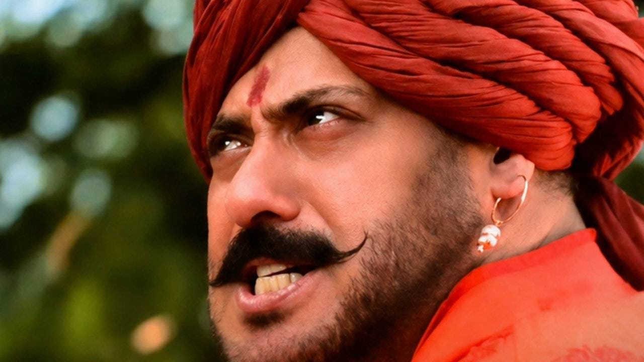 'राजा शिवाजी'मध्ये जिवा महालाच्या भूमिकेत जेव्हा सलमानची एण्ट्री होते, तेव्हा थिएटरमध्ये टाळ्यांचा एकच कडकडाट झाला. भगवा फेटा, हातात तलवार असा दमदार त्याला लूक आहे. 'शिवाजी नाही.. शिवाजी राजं म्हण..' असा डायलॉग त्याच्या तोंडी आहे. 