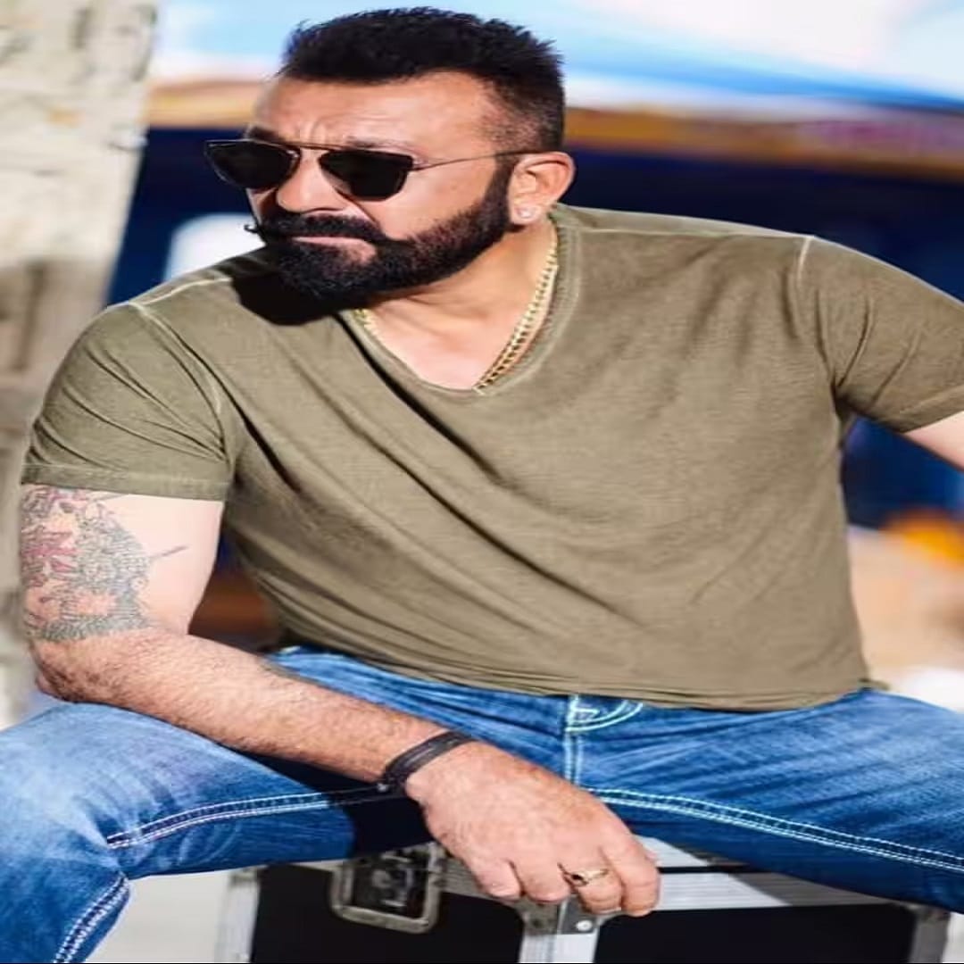 अभिनेता संजय दत्त देखील एकापेक्षा एक सिनेमातून चाहत्यांच्या भेटीस येत आहे. अभिनेत्याने 'राजा शिवाजी' सिनेमात महत्त्वाची भूमिका साकारली आहे. संजूबाबाची नेटवर्थ 295 कोटी रुपये आहे. तर 'राजा शिवाजी' सिनेमासाठी अभिनेत्याने 8 ते 10 कोटी रुपये मानधन घेतलं आहे. 