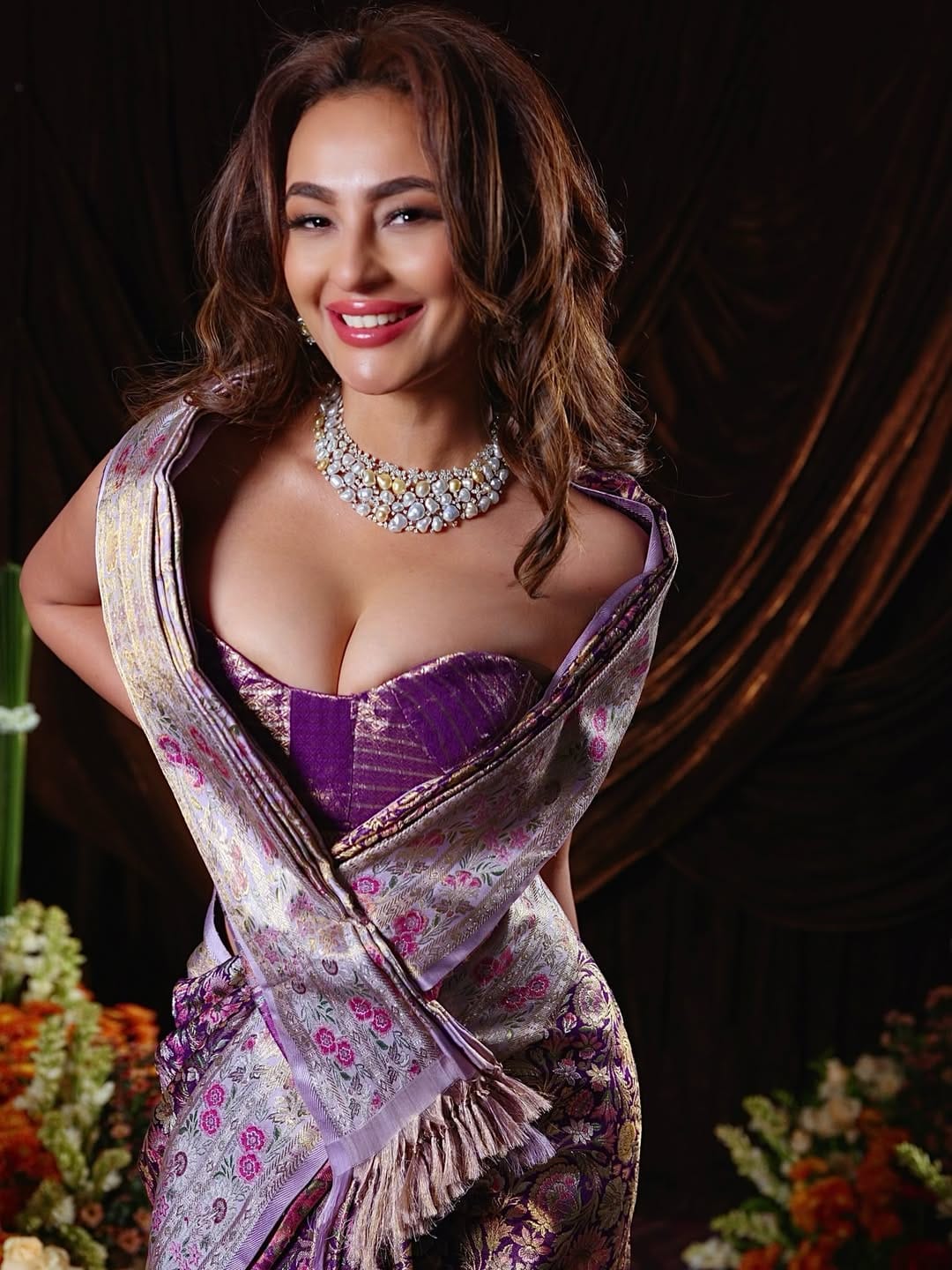 तसेच, तुम्ही आदरपूर्वक प्रशंसा करा, असे म्हणत तिने नेटकऱ्यांना सुनावले आहे. दरम्यान, सिरत कपूर सोशल मीडियावर खूपच सक्रीय असते. तिचे इन्स्टाग्रामवर लाखोंनी फॉलोअर्स आहेत. 