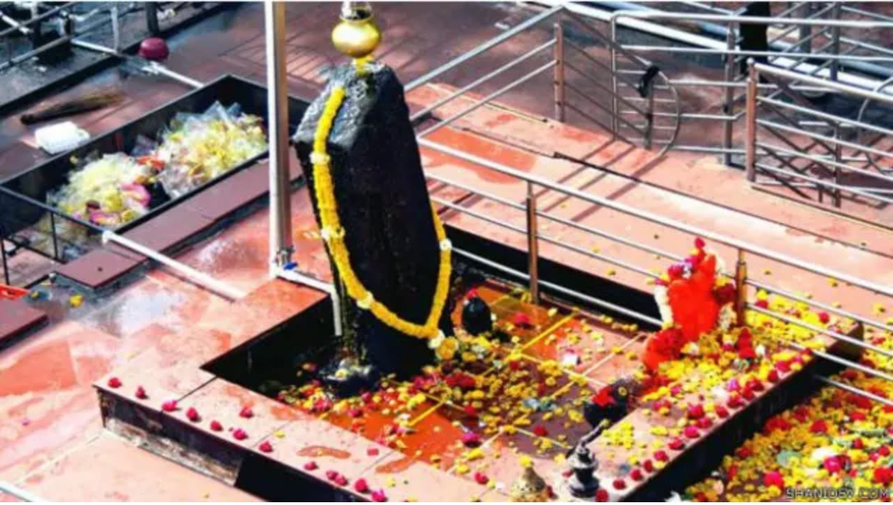 देवदर्शनाला गेल्यावर मनाला मिळणारी शांतता आणि प्रसन्नता वेगळीच असते. पण मंदिरातून बाहेर आल्यावर जर स्वतःचे बूट किंवा चपला गायब झालेल्या दिसल्या, तर चांगला झालेला मूड एका मिनिटात खराब होतो. अनेकदा लोक याला अपशकुन किंवा वाईट अनुभव मानतात.