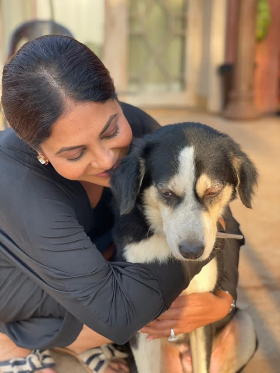 शेफालीशी बोलता, बोलता लिली सिंह बोलली की, मी 37 वर्षांची आहे, अजून लग्न केलेलं नाही. त्यावर शेफाली हसत, हसत तिला बोलली की, "मुलं असण्यापेक्षा कुत्रे पाळा. कुत्रा माणसाच्या आयुष्यात खरं आणि कुठल्याही अपेक्षेशिवाय प्रेम देतो. यावर मी ट्रोल होणार हे मला माहितीय"