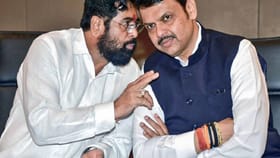 दिल्लीच्या बैठकीपूर्वी महाराष्ट्रात खलबतं, फडणवीस- शिंदेंमध्ये चर्चा.