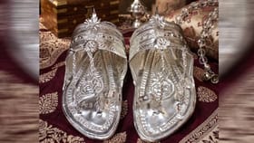 कोल्हापूरकरांचा नादच खुळा ! जावयासाठी चक्क चांदीच्या चपला !.