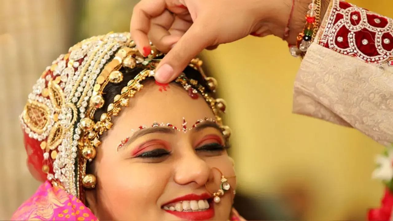 सिंदूर लावताना कोणत्या बोटांचा वापर करावा,ज्योतिषीय महत्त्व काय ? सिंदूर लावताना कोणत्या बोटांचा वापर करावा,ज्योतिषीय महत्त्व काय ?