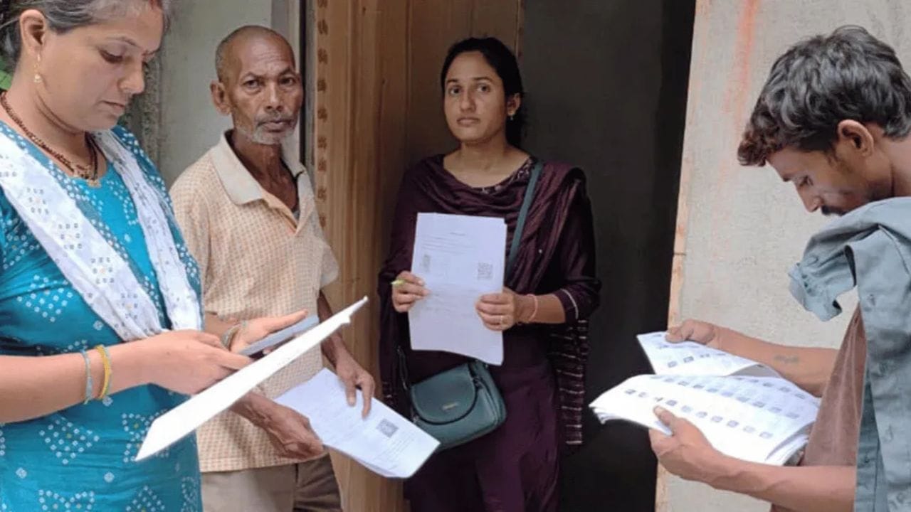 Special Intensive Revision : नाव नोंदणीसाठी अधिकारी आल्यावर काय कराल? निवडणूक आयोगाने सांगितल्या चार गोष्टी; नोंद करून ठेवा Special Intensive Revision : नाव नोंदणीसाठी अधिकारी आल्यावर काय कराल? निवडणूक आयोगाने सांगितल्या चार गोष्टी; नोंद करून ठेवा