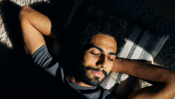 निरोगी राहण्यासाठी आपण किती तास झोपतो याला जेवढे महत्त्व आहे, तेवढेच महत्त्व आपण सकाळी किती वाजता उठतो यालाही आहे. विज्ञान आणि आयुर्वेदानुसार, पुरेशी झोप घेऊनही जर तुम्ही चुकीच्या वेळी उठत असाल, तर नकळतपणे तुम्ही गंभीर आजारांना निमंत्रण देता. आज आपण वयानुसार कोणी किती वाजता उठलं पाहिजे, याबद्दल जाणून घेऊया.