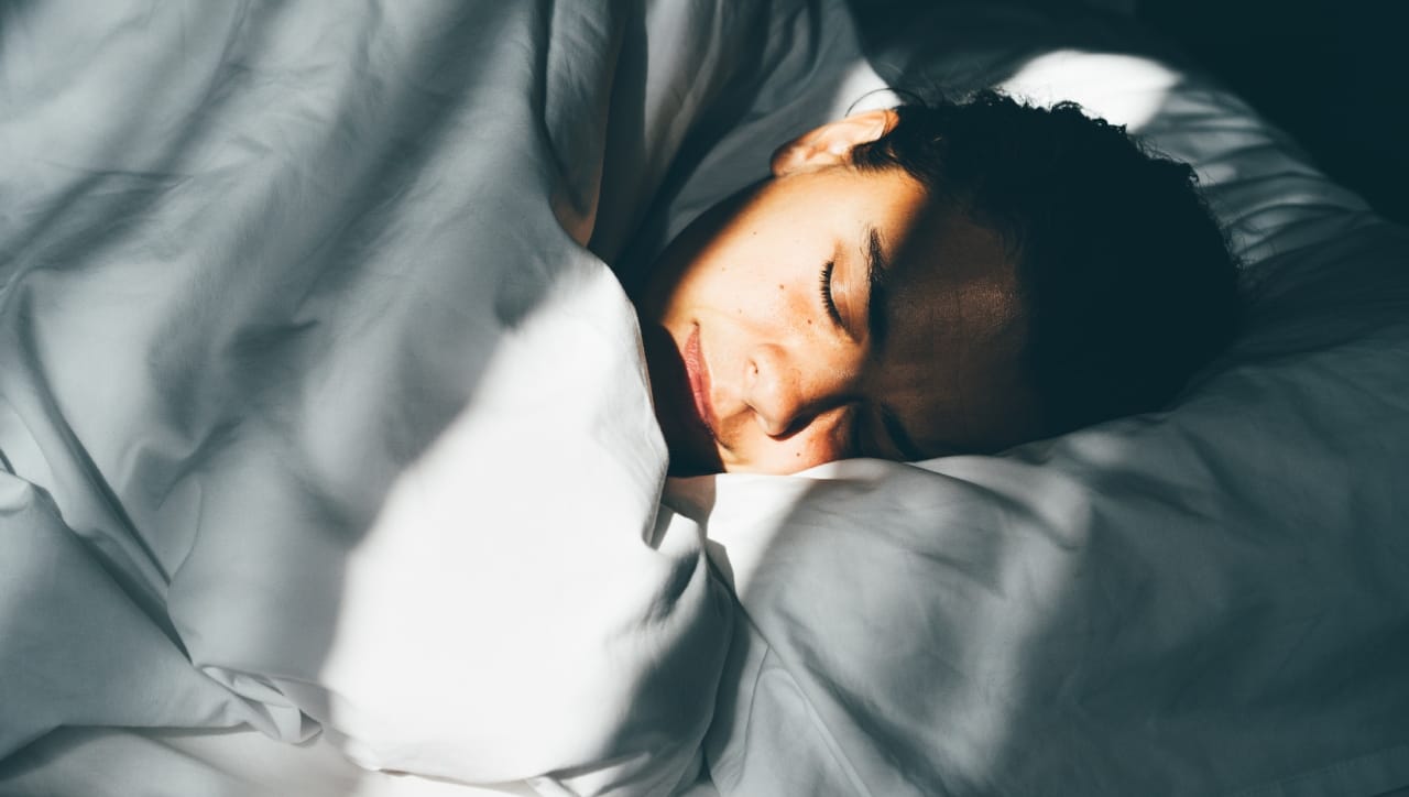 विज्ञानानुसार आपले शरीर एका जैविक घड्याळावर (Circadian Rhythm) चालते. सकाळी ६:०० ते ८:३० च्या दरम्यान शरीरात 'कॉर्टिसोल' या संप्रेरकाची पातळी वाढते, जे आपल्याला सक्रिय करते.