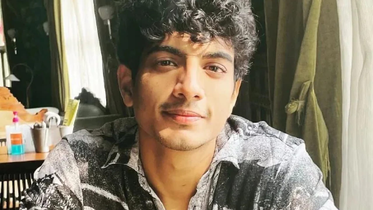 सांगलीतील शास्त्रीनगर परिसरात राहणारे विज्ञान प्रकाश माने वय 34 यांनी शहर पोलिस ठाण्यात तक्रार दाखल केली आहे. त्यांच्या म्हणण्यानुसार, पलाश मुच्छलने त्यांना जातीवाचक शिवीगाळ केली. हा प्रकार 22 नोव्हेंबर 2025 रोजी सांगली ते आष्टा रस्त्यावरील टोल नाका परिसरात घडल्याचे तक्रारीत नमूद करण्यात आले आहे.