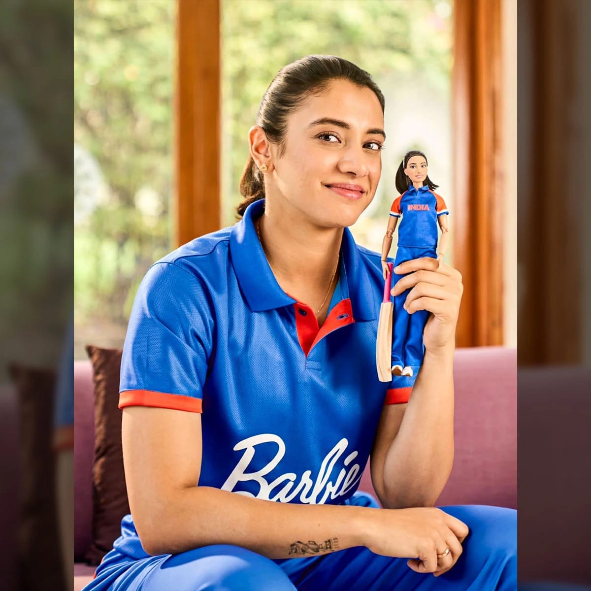 स्मृतीने अलिकडेच तिच्या इंस्टा पोस्ट या आलिशान बंगल्याची एक झलक दाखवली आहे.तुम्हाहा बंगला पाहून वाटेल की एखादे फाईव्ह स्टार हॉटेलच आहे. महाराष्ट्राच्या सांगलीत तिने हा लक्झरीयस बंगला बांधला आहे.