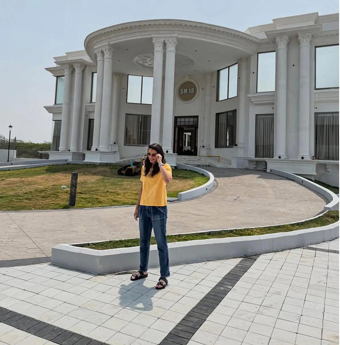 फोटोत स्मृती या आपल्या बंगल्याच्या बाहेर पोझ देत उभी राहिलेली दिसत आहे. दुसऱ्या एका फोटोत घराच्या प्रवेश द्वारात तिचे पालक उभे असलेले दिसत आहेत.