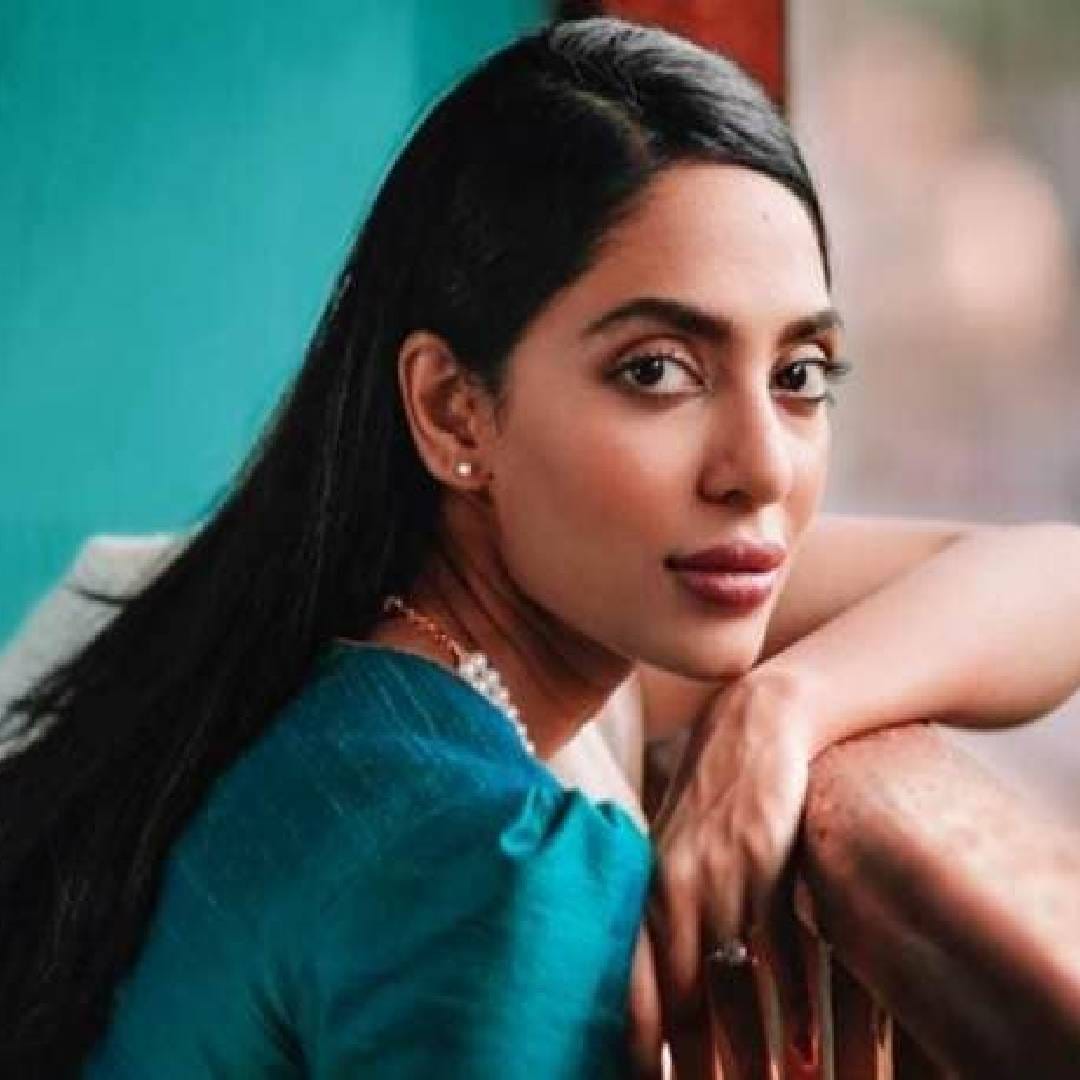 या वेब सीरिजमध्ये अभिनेता इमरान हाश्मी मुख्य भूमिकेत आहे. त्याच्यासोबत विनीत कुमार सिंह, सोभिता धुलिपाला, किर्ती कुल्हारी, जयदीप अहलावत अशी दमदार कास्ट आहे. या थ्रिलर वेब सीरिजची कथा बिलाल सिद्दीकीच्या कादंबरीवर आधारित आहे. इमरानच्या भूमिकेचं नाव कबीर आनंद असं आहे.