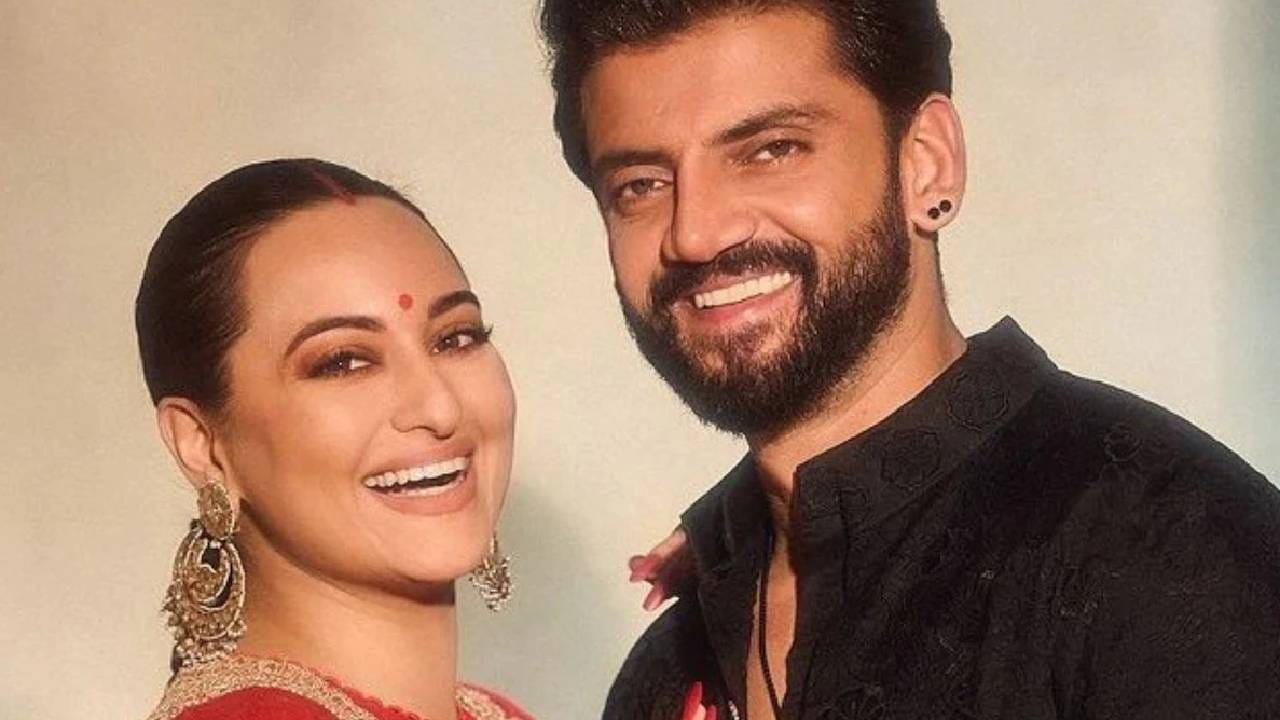 दबंग मूव्हीतून सलमान सोबत पदार्पण करणारी अभिनेत्री सोनाक्षी सिन्हा बरीच लोकप्रिय आहे. पण सध्या ती तिच्या कामामुळे किवा चित्रपटांमुळे नव्हे तर पर्सनल आयुष्यामुळे जास्त चर्चेत असते. दोन वर्षांपूर्वी, जून 2024 मध्ये तिने जहीर इक्बालशी लग्न केलं. मात्र आंतरधर्मीय लग्नामुळे ती अनेकदा ट्रोल झाली.  अशातच आता एक नवा वाद निर्माण होण्याची शक्यता आहे. लग्न झाल्यामुळे आता सोनाक्षीने पडद्यावर  इंटीमेट सीन्स किंवा बोल्ड करण्यास नकार दिला, अशी चर्चा आहे. यावर सोनाक्षीनेच थेट उत्तर दिलंय.(Photo : Social Media / Instagram)