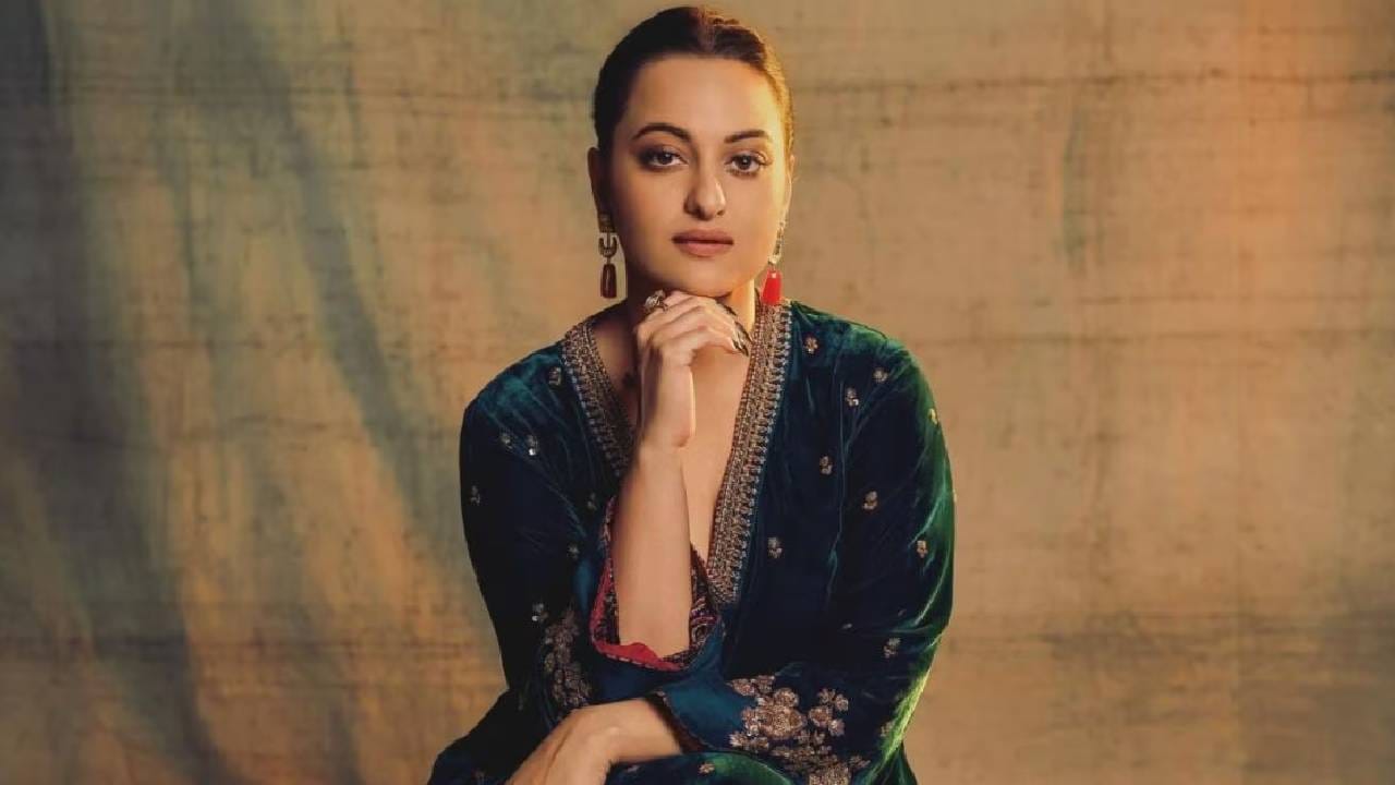 मला माझी तत्त्वं बदलावी लागतील असे वाटत नाही. कधीकधी ही (इंटिमेट) दृश्यं अनावश्यकपणे चित्रित केली जातात. खळबळ निर्माण करण्यासाठीच ते शूट केले जातात. बहुतेक वेळा, अशी दृश्ये आवश्यकता नसताना चित्रित केली जातात. जिथे गरज असते, तिथे तुम्ही दिग्दर्शकाशी बोलून असा मार्ग काढू शकता, जो सर्वांसाठी सोयीस्कर असेल, असं सोनाक्षी म्हणाली.