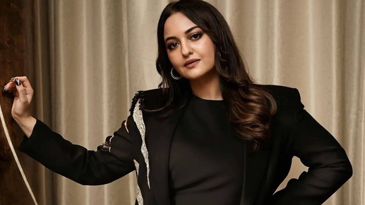 इंडिया टुडेशी झालेल्या संभाषणादरम्यान सोनाक्षी म्हणाली, "इंटीमसीबद्दल, माझे नियम लग्नाआधीच ठरलेल होते. लग्नानंतर ते बदलले आहेत असं नाही." माझ्या करिअरमध्ये मी काय करायचं आणि काय नाही, हे मी लग्न होण्याच्या खूप आधीच ठरवलं होतं. लग्नामुळे माझ्या निर्णयात बदल नाही. एका विशिष्ट मर्यादेपलीकडील इंटिमसी मुळे मी नेहमीच अस्वस्थ होते. नेॉ मी अनेक वर्षांपासून इंडस्ट्रीत आहे. मी आजही माझ्या शब्दांवर ठाम आहे." असं सोनाक्षीने सांगितलं.