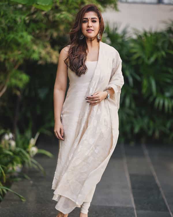 नयनताराची लोकप्रियता फक्त दक्षिणतेच नाही तर उत्तरेतही आहे. तिचे कोट्यवधी चाहते आहेत. दोन दशकांच्या फिल्मी करियरमध्ये तिने नावासह पैसाही प्रचंड कमावला आहे. ती आज ऐशोआरामी आयुष्य जगते आहे. तिच्याकडे कुठल्याही गोष्टीची कमतरता नाहीय.