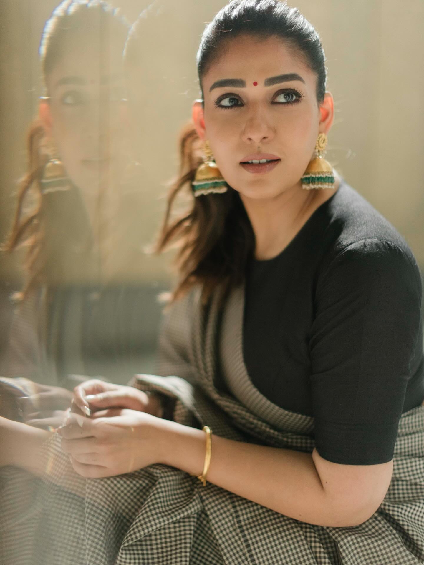 नयनतारा अभिनेत्री आहे तर विग्नेश दिग्दर्शक आहे. जून 2022 मध्ये दोघांनी लग्न केलं. त्याचवर्षी सरोगसीच्या माध्यमातून ते जुळ्या मुलांचे माता-पिता बनले. नयनतारा सध्या अभिनेता सलमान खान सोबत एका चित्रपटात काम करत आहे. ही फिल्म 2027 मध्ये ईदच्या दिवशी रिलीज होणार आहे.