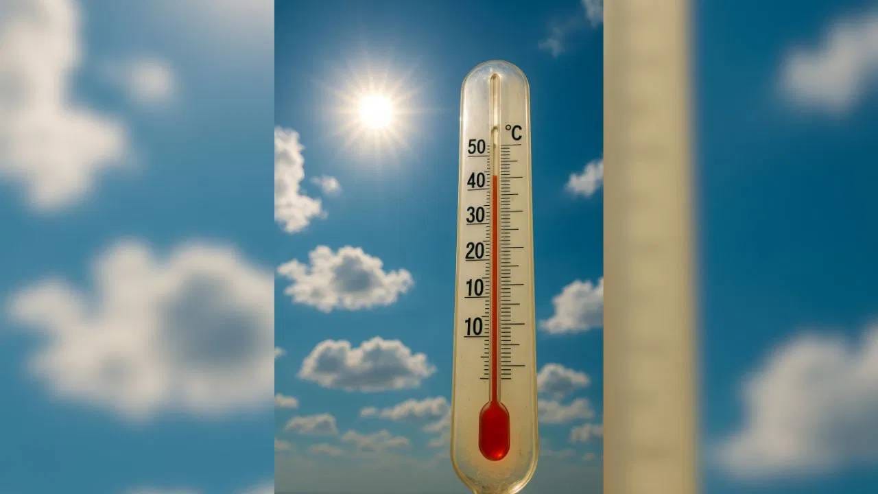 उन्हाळ्याच्या महिन्यांमध्ये हवा कोरडी होते, ज्यामुळे नाकाच्या आतील नाजूक त्वचा कोरडी पडते. जेव्हा ही त्वचा कमकुवत होते, तेव्हा त्यातील रक्तवाहिन्या फुटून रक्तस्त्राव होऊ शकतो. शरीरातील पाण्याची कमतरता, म्हणजेच निर्जलीकरण, हे देखील याचे एक प्रमुख कारण आहे. याव्यतिरिक्त, वारंवार नाक खाजवणे, जोरात साफसफाई करणे, दुखापत किंवा ॲलर्जी यांसारख्या समस्यांमुळे देखील ही स्थिती अधिक गंभीर होऊ शकते.