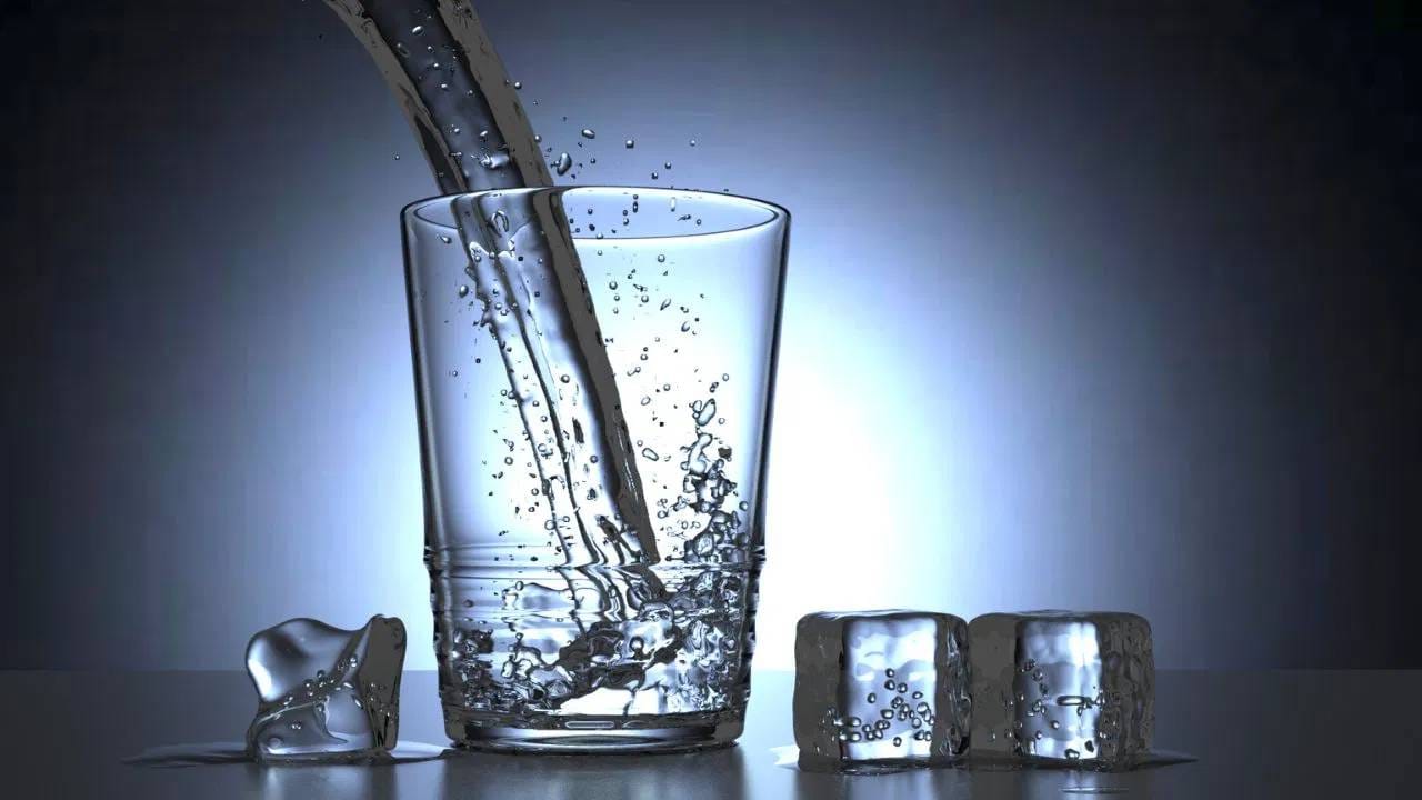 यापासून संरक्षण हवं असेल तर शरीर नेहमी हायड्रेटेड ठेवणं खूप महत्त्वाचं असतं. दिवसभरात पुरेसं पाणी पिणं, तसेच लिंबू पाणी आणि ताक यांसारख्या पेयांचे सेवन करणे फायदेशीर ठरते. कडक उन्हात बाहेर जाणं टाळा आणि बाहेर जाताना डोकं, कपाळ नीट झाका. घरातील आर्द्रता टिकवून ठेवण्यासाठी ह्युमिडिफायरचा वापरही करता येऊ शकतो. 