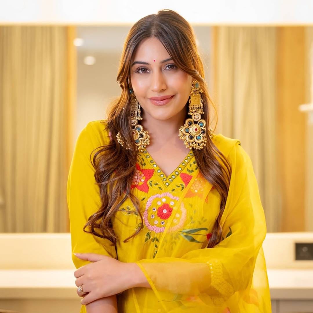 "पण अशा गोष्टींनी मी खचून गेले नाही. मी अजून मेहनत केली आणि इथवर पोहोचली. आजसुद्धा मी साकारलेल्या भूमिकेची आठवण काढली जाते. प्रत्येक वेळी तो एपिसोड पाहून लोक मला म्हणतात, बघ कुठून कुठपर्यंत तू आलीस", अशा शब्दांत सुरभी व्यक्त झाली.