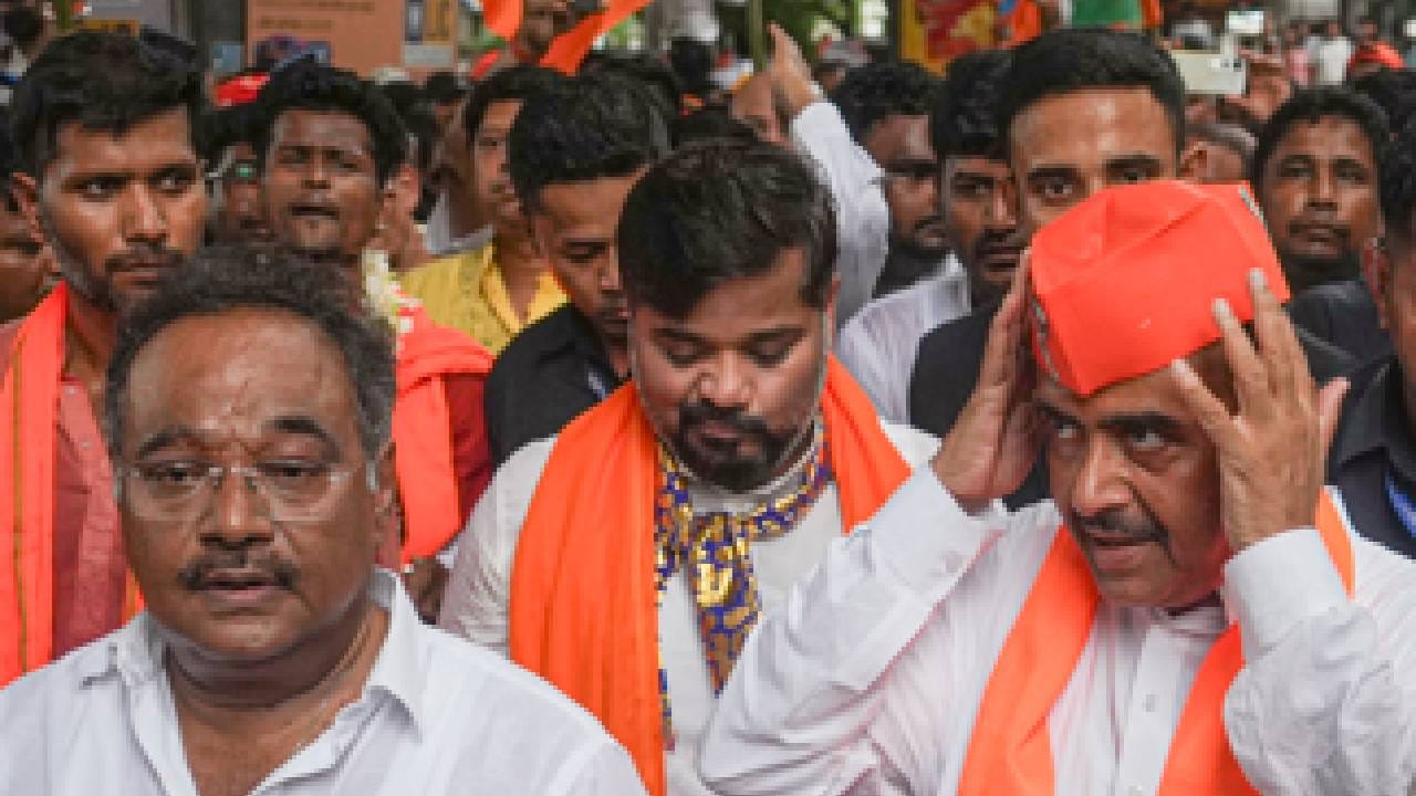 पश्चिम बंगालमध्ये ममता बॅनर्जी यांनी बंगाली अस्मितेचं कार्ड खेळण्याचा प्रयत्न केला. त्याशिवाय नेहमीच त्यांना मुस्लिम मतदारांची साथ मिळाली.  पण भाजपने यावेळी त्यांना चांगलाच झटका दिला. त्यांची हक्काची मत हिसकावून घेतली. भाजपने हे कुठल्या नेत्यांच्या बळावर शक्य केलं, जाणून घ्या त्या बद्दल. 
