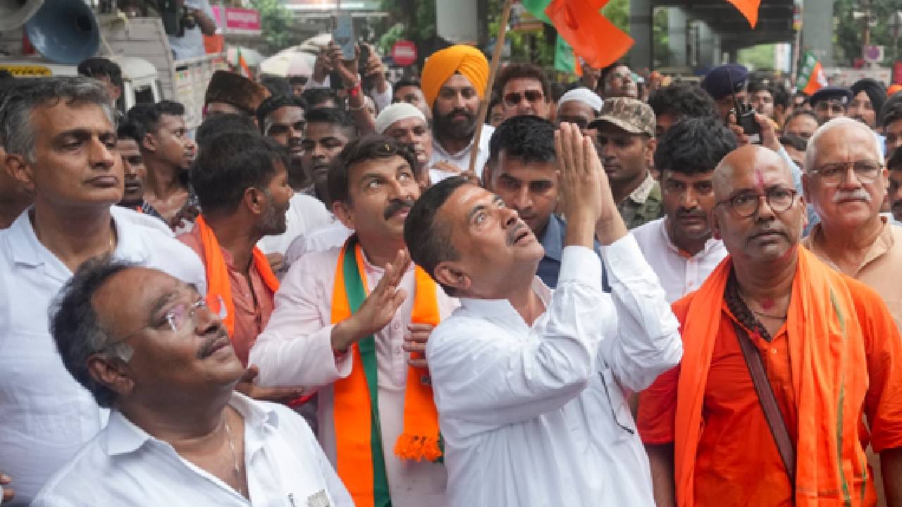 सुवेंदू अधिकारी आणि दिलीप घोष या पश्चिम बंगालमधील नेत्यांनी खूप मेहनत केली. पण दुसऱ्या राज्यातून आलेले तीन नेते सुद्धा पडद्यामागून आखणी करण्यात महत्वाची भूमिका बजावत होते. पुढच्या लोकसभेच्या दृष्टीने भाजपसाठी पश्चिम बंगाल जिंकणं खूप महत्वाचं होतं. 