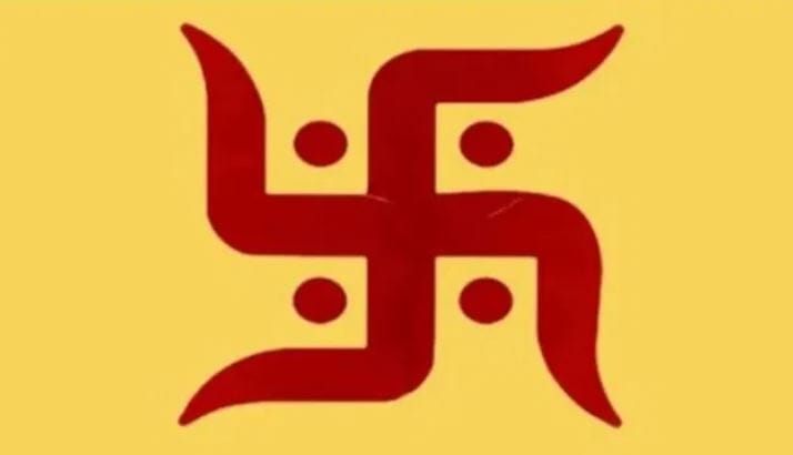 त्यामुळेच घरात नवी गाडी आणली की गाडीपुढे नारळ फोडले जाते. त्या गाडीचा पूजा केली जाते. गाडीची पूजा करताना गाडीवर स्वास्तिकदेखील काढले जाते. कारण स्वास्तिक हे अत्यंत शुभ मानले जाते. 
