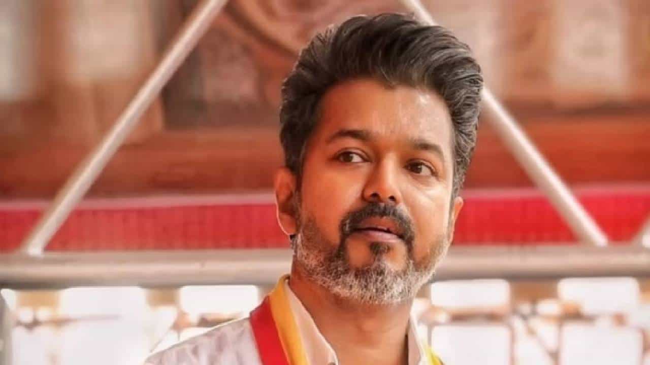 तमिळनाडू विधानसभा निवडणुकीत साऊथ सुपरस्टार थलपती विजयच्या टीव्हीके पक्षाचा दबदबा पहायला मिळाला. हा पक्ष सुरुवातीच्या कलांमध्ये शंभरहून अधिक जागांवर आघाडीवर आहे. थलपती विजयचं खरं नाव जोसेफ विजय चंद्रशेखर असं असून त्याच्या कुटुंबात कोण कोण आहेत, ते जाणून घेऊयात..