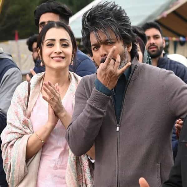 एकीकडे अभिनेते विजय हे तमिळनाडूच्या मुख्यमंत्रीपदी विराजमान होणार असून दुसरीकडे त्यांचं वैयक्तिक आयुष्य तितकंच चर्चेत आलं आहे. अभिनेत्री त्रिशा कृष्णनसोबत त्यांच्या नातेसंबंधांच्या चर्चांना उधाण आलं आहे. अशातच गायिका सुचित्राने त्रिशा आणि विजय यांच्या अफेअरवर वादग्रस्त वक्तव्य केलं आहे. सुचित्राने स्पष्टच म्हटलंय की तिला त्रिशा अजिबात आवडत नाही.