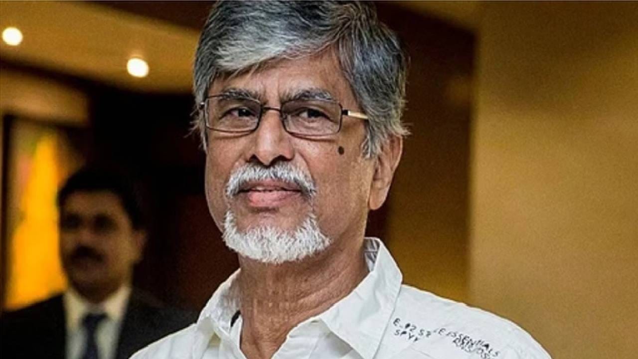 विजयचा तमिळ सिनेसृष्टीत मोठा चाहतावर्ग आहे. 22 जून 1974 रोजी चेन्नईमध्ये त्याचा जन्म झाला. विजयचं कुटुंबसुद्धा फिल्म इंडस्ट्रीशी संबंधित आहे. त्याचे वडील एस. ए. चंद्रशेखर प्रसिद्ध तमिळ चित्रपट दिग्दर्शक, निर्माते आणि लेखक आहेत. विजयच्या सुरुवातीच्या चित्रपटांचं दिग्दर्शन त्याच्या वडिलांनीच केलं होतं. विजयचे वडील ख्रिश्चन कुटुंबातील आहेत. त्यांनी सामाजिक मुद्द्यांवर आधारित 70 हून अधिक चित्रपटांचं दिग्दर्शन केलं आहे. 
